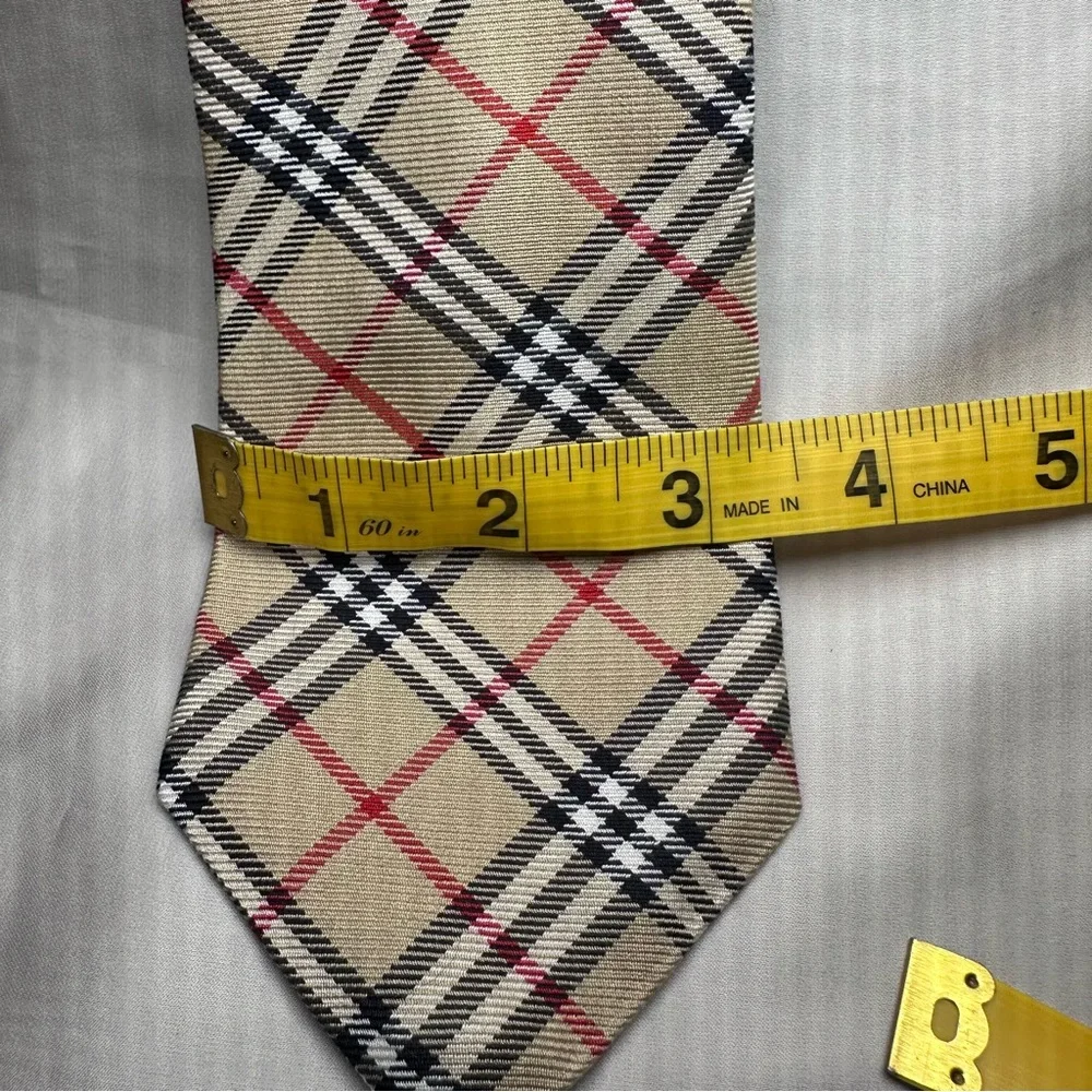 💼 Vintage Burberrys of London 100% Silk Tie — New with Tag - Picture 10 of 10